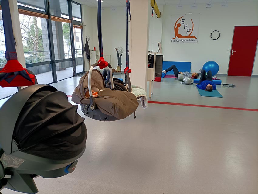 image de séance pilates st brieuc post natal avec le bébé à coté